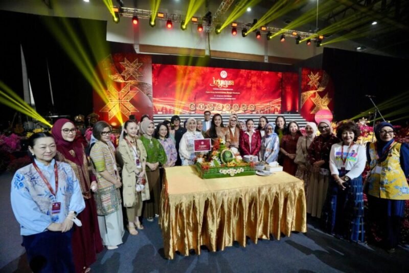 Ketua Harian Dekranas Tri Tito Karnavian bersama jajaran pengurus dan pendukung acara berfoto bersama dalam Tumpengan dan Gladi Bersih Pembukaan Pameran Kriyanusa 2026 di Panggung Utama Hall B, Jakarta International Convention Center, Jumat (25/9/2026).