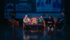 Sesi seminar Pekan Tuli Internasional Lampung 2026 yang didampingi juru bahasa isyarat menghadirkan tiga narasumber, yaitu Laura Lesmana Wijaya, Gita Paramitha Djausal, dan Ganjar Jationo, di Taman Budaya Lampung, Sabtu (26/9/2026).