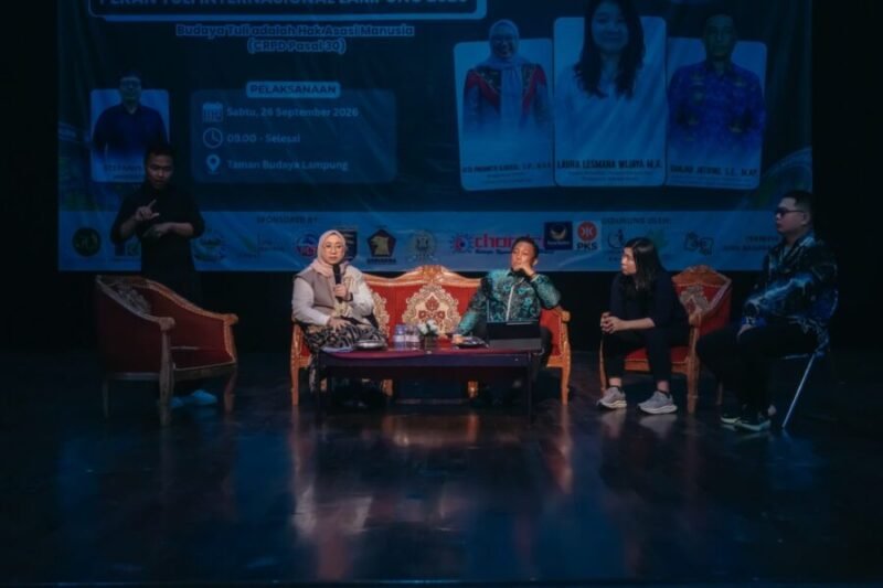 Sesi seminar Pekan Tuli Internasional Lampung 2026 yang didampingi juru bahasa isyarat menghadirkan tiga narasumber, yaitu Laura Lesmana Wijaya, Gita Paramitha Djausal, dan Ganjar Jationo, di Taman Budaya Lampung, Sabtu (26/9/2026).