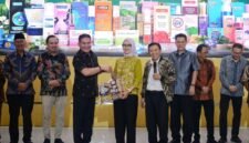 Penyerahan cinderamata di sela kegiatan Gerakan Ekonomi Kebersamaan Komunitas Megapro Affiliate PT GMA di Auditorium Poltekkes Bandar Lampung, Sabtu (26/9/2026).