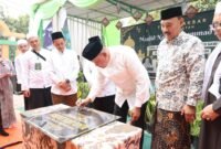 Wali Kota Bekasi Tri Adhianto menandatangani prasasti peresmian Masjid Jami Al-Khairiyah di Cimuning, Kecamatan Mustikajaya, Kota Bekasi, Minggu (27/9/2026).