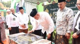 Wali Kota Bekasi Tri Adhianto menandatangani prasasti peresmian Masjid Jami Al-Khairiyah di Cimuning, Kecamatan Mustikajaya, Kota Bekasi, Minggu (27/9/2026).