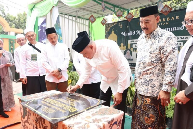 Wali Kota Bekasi Tri Adhianto menandatangani prasasti peresmian Masjid Jami Al-Khairiyah di Cimuning, Kecamatan Mustikajaya, Kota Bekasi, Minggu (27/9/2026).