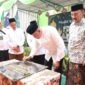 Wali Kota Bekasi Tri Adhianto menandatangani prasasti peresmian Masjid Jami Al-Khairiyah di Cimuning, Kecamatan Mustikajaya, Kota Bekasi, Minggu (27/9/2026).