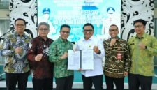 Dadang Supriatna berfoto bersama jajaran usai meresmikan Nota Kesepakatan Sinergitas Pelayanan Pertanahan dan Tata Ruang Kabupaten Bandung