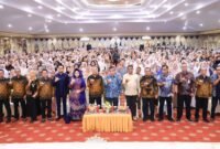 Yassierli berfoto bersama dengan jajaran pimpinan universitas dan mahasiswa usai menyampaikan Kuliah Umum di Universitas Baiturrahmah, Padang
