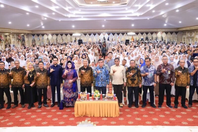 Yassierli berfoto bersama dengan jajaran pimpinan universitas dan mahasiswa usai menyampaikan Kuliah Umum di Universitas Baiturrahmah, Padang