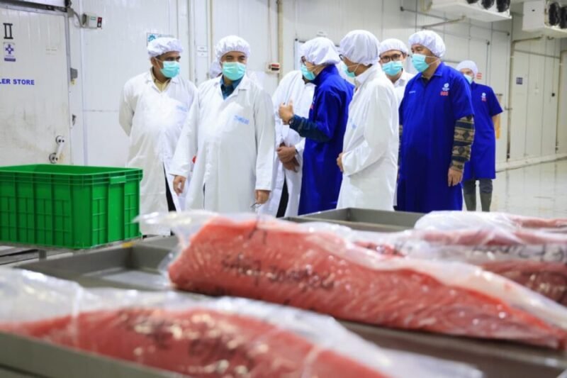 Yassierli mengamati proses penanganan dan produk olahan ikan tuna saat meninjau pabrik pengolahan hasil perikanan di kawasan Pelabuhan Perikanan Samudera