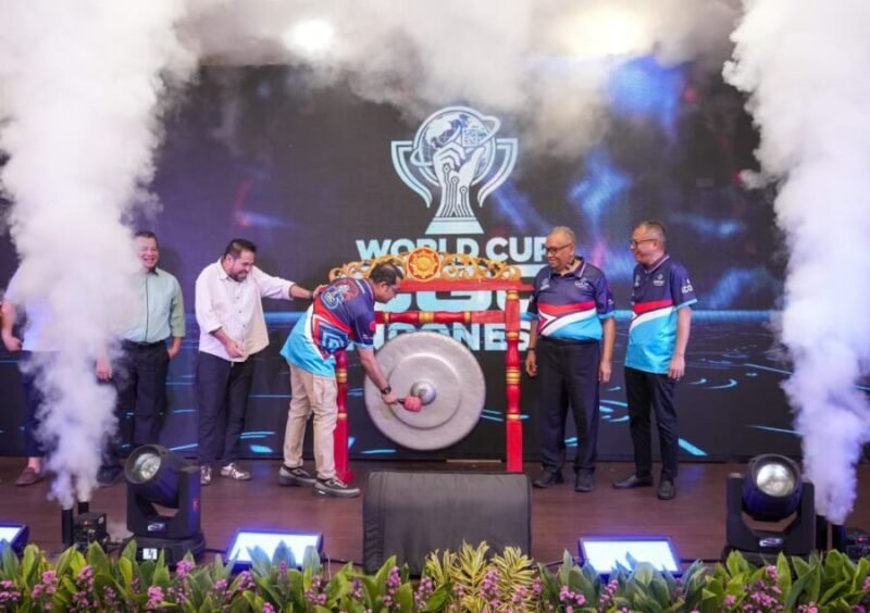 Wamenaker Afriansyah Noor (tengah) memukul gong tanda dibukanya acara Circuit Global Championship (CGC) Indonesia 2026 di Jakarta