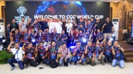 Wamenaker Afriansyah Noor (berdiri di tengah, kemeja putih) berfoto bersama jajaran panitia dan teknisi ponsel pada penutupan ajang World Cup CGC Indonesia 2026 di Gedung Kemnaker, Jakarta