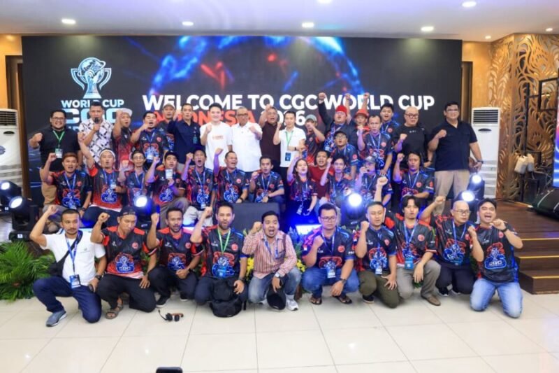 Wamenaker Afriansyah Noor (berdiri di tengah, kemeja putih) berfoto bersama jajaran panitia dan teknisi ponsel pada penutupan ajang World Cup CGC Indonesia 2026 di Gedung Kemnaker, Jakarta