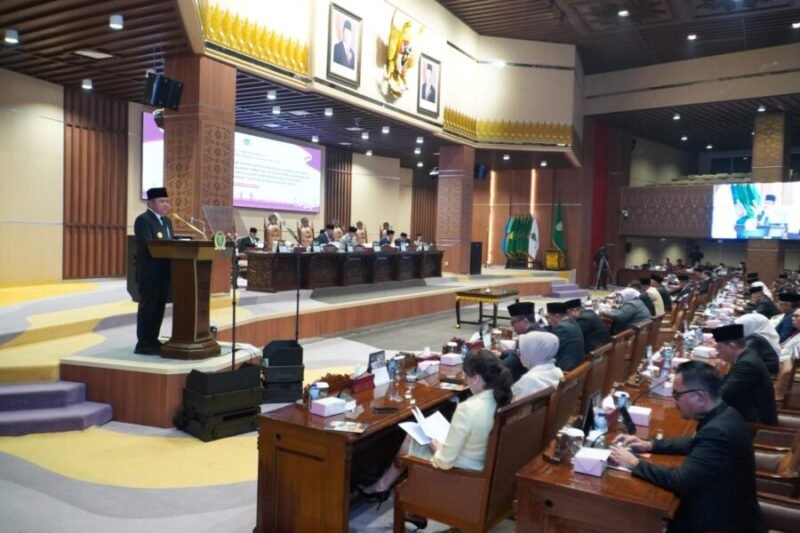 Dr. H. Herman Deru (kiri, di mimbar) menyampaikan pidato pada Rapat Paripurna DPRD Provinsi Sumatera Selatan di Gedung DPRD Sumsel