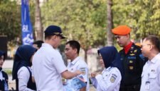 Pemberian penghargaan masa kerja kepada pekerja KAI Daop 6 Yogyakarta saat upacara peringatan HUT ke-81 KAI di KAI Corporate University Campus Darman Prasetyo, Yogyakarta,