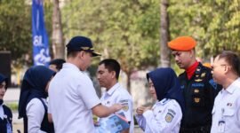 Pemberian penghargaan masa kerja kepada pekerja KAI Daop 6 Yogyakarta saat upacara peringatan HUT ke-81 KAI di KAI Corporate University Campus Darman Prasetyo, Yogyakarta,