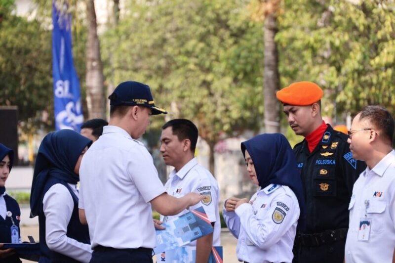 Pemberian penghargaan masa kerja kepada pekerja KAI Daop 6 Yogyakarta saat upacara peringatan HUT ke-81 KAI di KAI Corporate University Campus Darman Prasetyo, Yogyakarta,