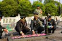Danrem 072/Pamungkas Brigjen TNI Yuniar Dwi Hantono (tengah) menaburkan bunga di makam pahlawan pada rangkaian ziarah peringatan HUT ke-81 TNI di TMPN Kusumanegara, Yogyakarta,