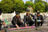 Danrem 072/Pamungkas Brigjen TNI Yuniar Dwi Hantono (tengah) menaburkan bunga di makam pahlawan pada rangkaian ziarah peringatan HUT ke-81 TNI di TMPN Kusumanegara, Yogyakarta,