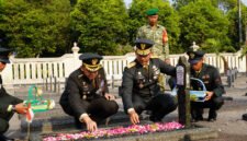 Danrem 072/Pamungkas Brigjen TNI Yuniar Dwi Hantono (tengah) menaburkan bunga di makam pahlawan pada rangkaian ziarah peringatan HUT ke-81 TNI di TMPN Kusumanegara, Yogyakarta,
