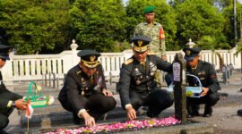 Danrem 072/Pamungkas Brigjen TNI Yuniar Dwi Hantono (tengah) menaburkan bunga di makam pahlawan pada rangkaian ziarah peringatan HUT ke-81 TNI di TMPN Kusumanegara, Yogyakarta,