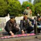 Danrem 072/Pamungkas Brigjen TNI Yuniar Dwi Hantono (tengah) menaburkan bunga di makam pahlawan pada rangkaian ziarah peringatan HUT ke-81 TNI di TMPN Kusumanegara, Yogyakarta,