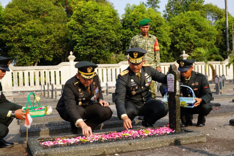 Danrem 072/Pamungkas Brigjen TNI Yuniar Dwi Hantono (tengah) menaburkan bunga di makam pahlawan pada rangkaian ziarah peringatan HUT ke-81 TNI di TMPN Kusumanegara, Yogyakarta,