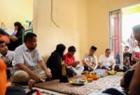 Gubernur Banten Andra Soni mengunjungi kediaman keluarga Arie Basuki, jurnalis merdeka.com yang hilang kontak di Selat Sunda, di Palem Ganda Asri Limo, Kota Depok, Provinsi Jawa Barat 