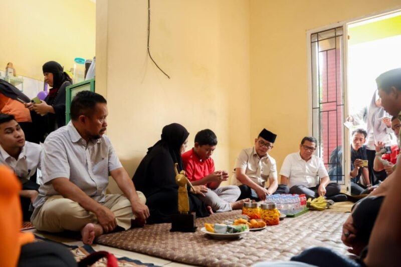 Gubernur Banten Andra Soni mengunjungi kediaman keluarga Arie Basuki, jurnalis merdeka.com yang hilang kontak di Selat Sunda, di Palem Ganda Asri Limo, Kota Depok, Provinsi Jawa Barat 