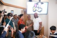 Ahmad Dimyati Natakusumah berbincang dengan Grand Master (GM) catur asal Amerika Serikat