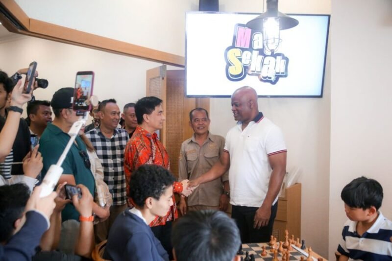 Ahmad Dimyati Natakusumah berbincang dengan Grand Master (GM) catur asal Amerika Serikat