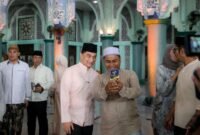 Achmad Dimyati Natakusumah tersenyum saat berfoto bersama warga usai menghadiri acara 