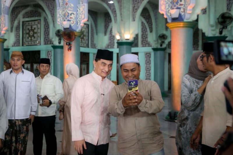 Achmad Dimyati Natakusumah tersenyum saat berfoto bersama warga usai menghadiri acara 