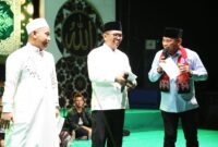 Andra Soni mendengarkan kelakar penceramah Ustaz Das’ad Latif