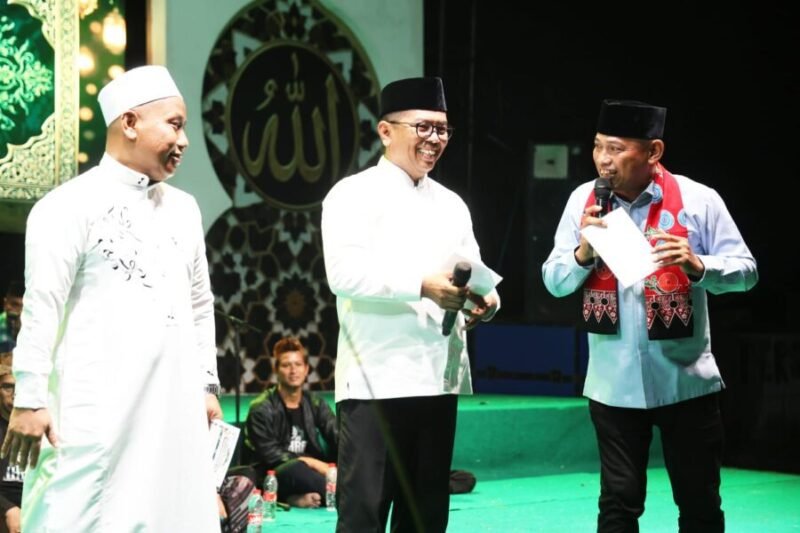 Andra Soni mendengarkan kelakar penceramah Ustaz Das’ad Latif