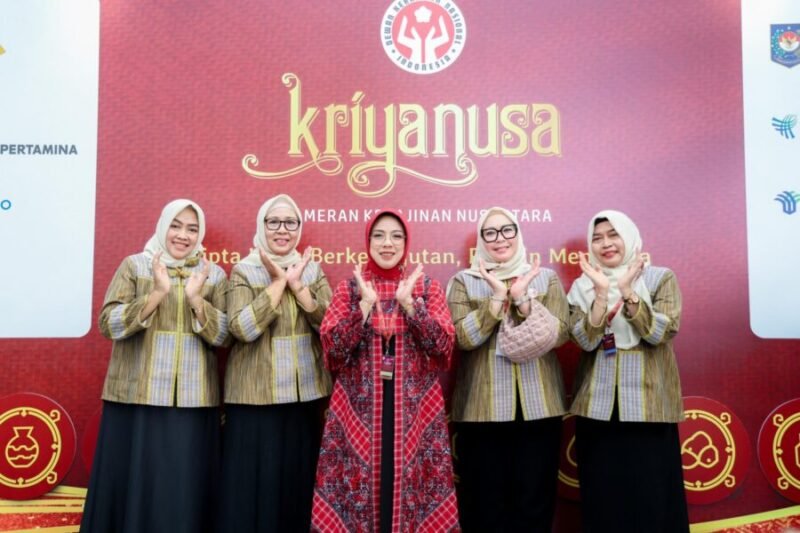 Tinawati Andra Soni berfoto bersama para ketua dan pengurus Dekranasda dari berbagai daerah saat pembukaan Pameran Kerajinan Nusantara (Kriyanusa) 2026 di Jakarta Convention Center