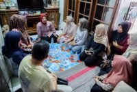 Tinawati Andra Soni duduk bersama ibu dan kerabat almarhum Muhammad Arif Alfarizi saat bertakziah di Babakan