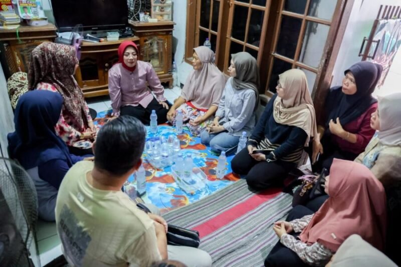 Tinawati Andra Soni duduk bersama ibu dan kerabat almarhum Muhammad Arif Alfarizi saat bertakziah di Babakan