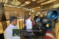 Petugas Ditreskrimsus Polda Banten memeriksa sejumlah drum dan jerigen kosong yang ditemukan di lokasi yang diduga menjadi tempat penyimpanan BBM di Citangkil, Kota Cilegon, Senin (28/9/2026).