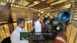 Petugas Ditreskrimsus Polda Banten memeriksa sejumlah drum dan jerigen kosong yang ditemukan di lokasi yang diduga menjadi tempat penyimpanan BBM di Citangkil, Kota Cilegon, Senin (28/9/2026).