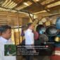 Petugas Ditreskrimsus Polda Banten memeriksa sejumlah drum dan jerigen kosong yang ditemukan di lokasi yang diduga menjadi tempat penyimpanan BBM di Citangkil, Kota Cilegon, Senin (28/9/2026).