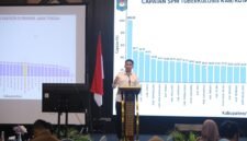 Wakil Menteri Dalam Negeri Akhmad Wiyagus memaparkan capaian Standar Pelayanan Minimal (SPM) Tuberkulosis kabupaten/kota se-Jawa Tengah dalam Pertemuan Monitoring dan Evaluasi ACF TBC di Karanganyar, Senin (28/9/2026).