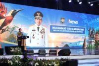 Layar menampilkan Menteri Dalam Negeri Muhammad Tito Karnavian saat menyampaikan keynote speech pada Apresiasi Kinerja Pemerintah Daerah Batch 2 Tahun 2026 se-Region VI Papua, Senin (28/9/2026).