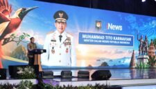 Layar menampilkan Menteri Dalam Negeri Muhammad Tito Karnavian saat menyampaikan keynote speech pada Apresiasi Kinerja Pemerintah Daerah Batch 2 Tahun 2026 se-Region VI Papua, Senin (28/9/2026).