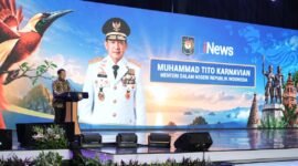 Layar menampilkan Menteri Dalam Negeri Muhammad Tito Karnavian saat menyampaikan keynote speech pada Apresiasi Kinerja Pemerintah Daerah Batch 2 Tahun 2026 se-Region VI Papua, Senin (28/9/2026).