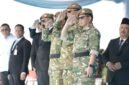 Menteri Dalam Negeri Muhammad Tito Karnavian bersama pejabat terkait memberikan penghormatan dalam upacara penutupan Latsarmil Komcad ASN K/L Gelombang II Tahun 2026 di Lanud Halim Perdanakusuma, Jakarta, Selasa (29/9/2026).