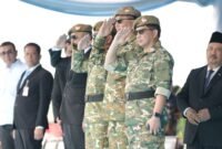 Menteri Dalam Negeri Muhammad Tito Karnavian bersama pejabat terkait memberikan penghormatan dalam upacara penutupan Latsarmil Komcad ASN K/L Gelombang II Tahun 2026 di Lanud Halim Perdanakusuma, Jakarta, Selasa (29/9/2026).