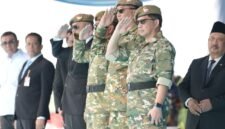 Menteri Dalam Negeri Muhammad Tito Karnavian bersama pejabat terkait memberikan penghormatan dalam upacara penutupan Latsarmil Komcad ASN K/L Gelombang II Tahun 2026 di Lanud Halim Perdanakusuma, Jakarta, Selasa (29/9/2026).