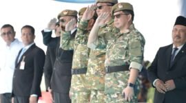 Menteri Dalam Negeri Muhammad Tito Karnavian bersama pejabat terkait memberikan penghormatan dalam upacara penutupan Latsarmil Komcad ASN K/L Gelombang II Tahun 2026 di Lanud Halim Perdanakusuma, Jakarta, Selasa (29/9/2026).
