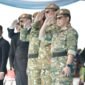 Menteri Dalam Negeri Muhammad Tito Karnavian bersama pejabat terkait memberikan penghormatan dalam upacara penutupan Latsarmil Komcad ASN K/L Gelombang II Tahun 2026 di Lanud Halim Perdanakusuma, Jakarta, Selasa (29/9/2026).
