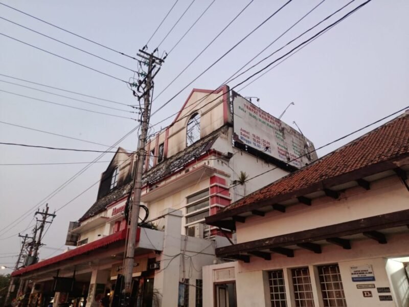 kebakaran yang melanda toko ritel