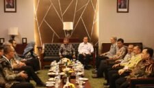 Wakil Wali Kota Bekasi Abdul Harris Bobihoe beserta jajaran melakukan pertemuan dengan Ketua Komwil III APEKSI sekaligus Wali Kota Pekalongan Achmad Afzan Arslan Djunaid dan para kepala daerah lain di sela kegiatan Mayor's Talk 2026, Bogor.